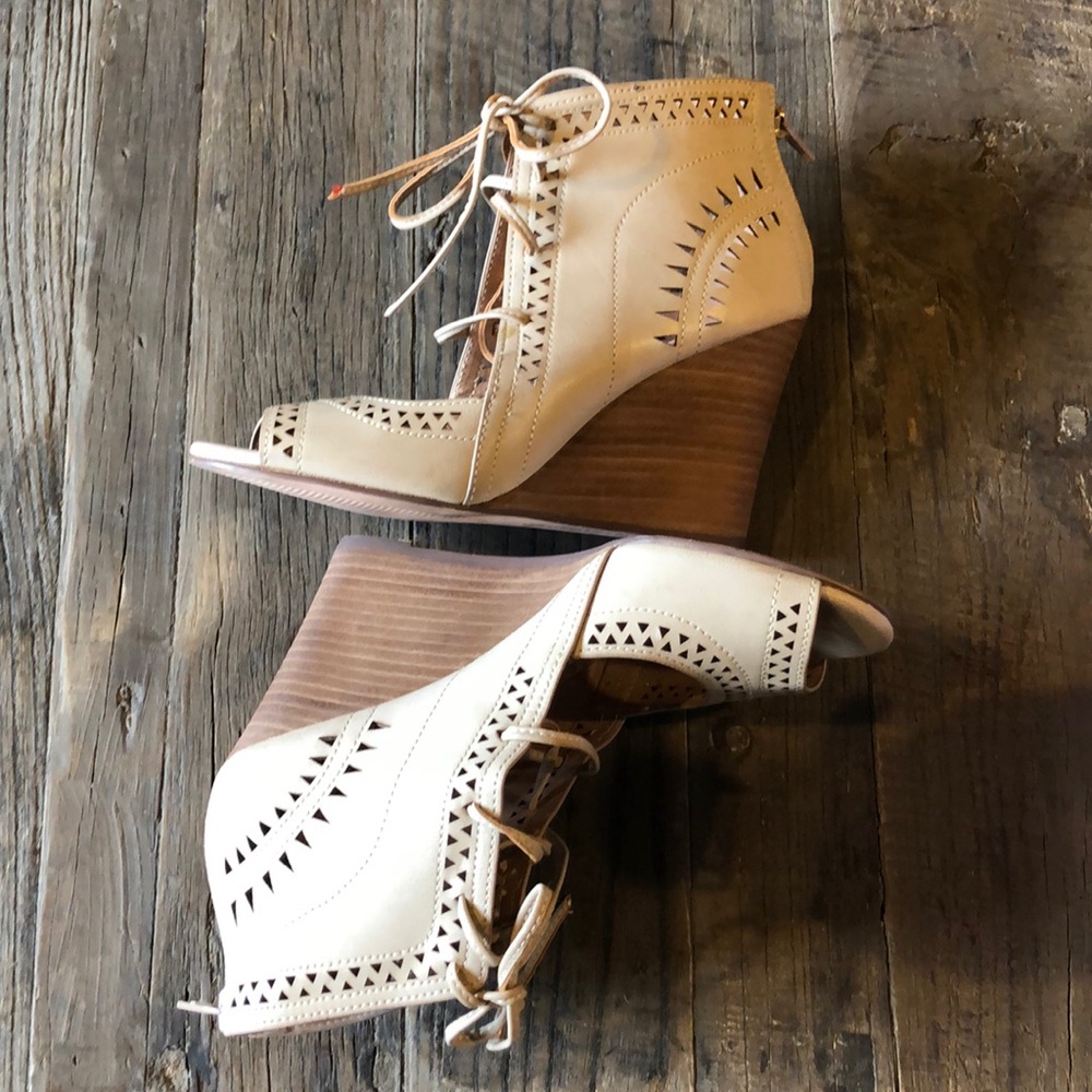 Restricted Lace up Tan Wedges•sz7
